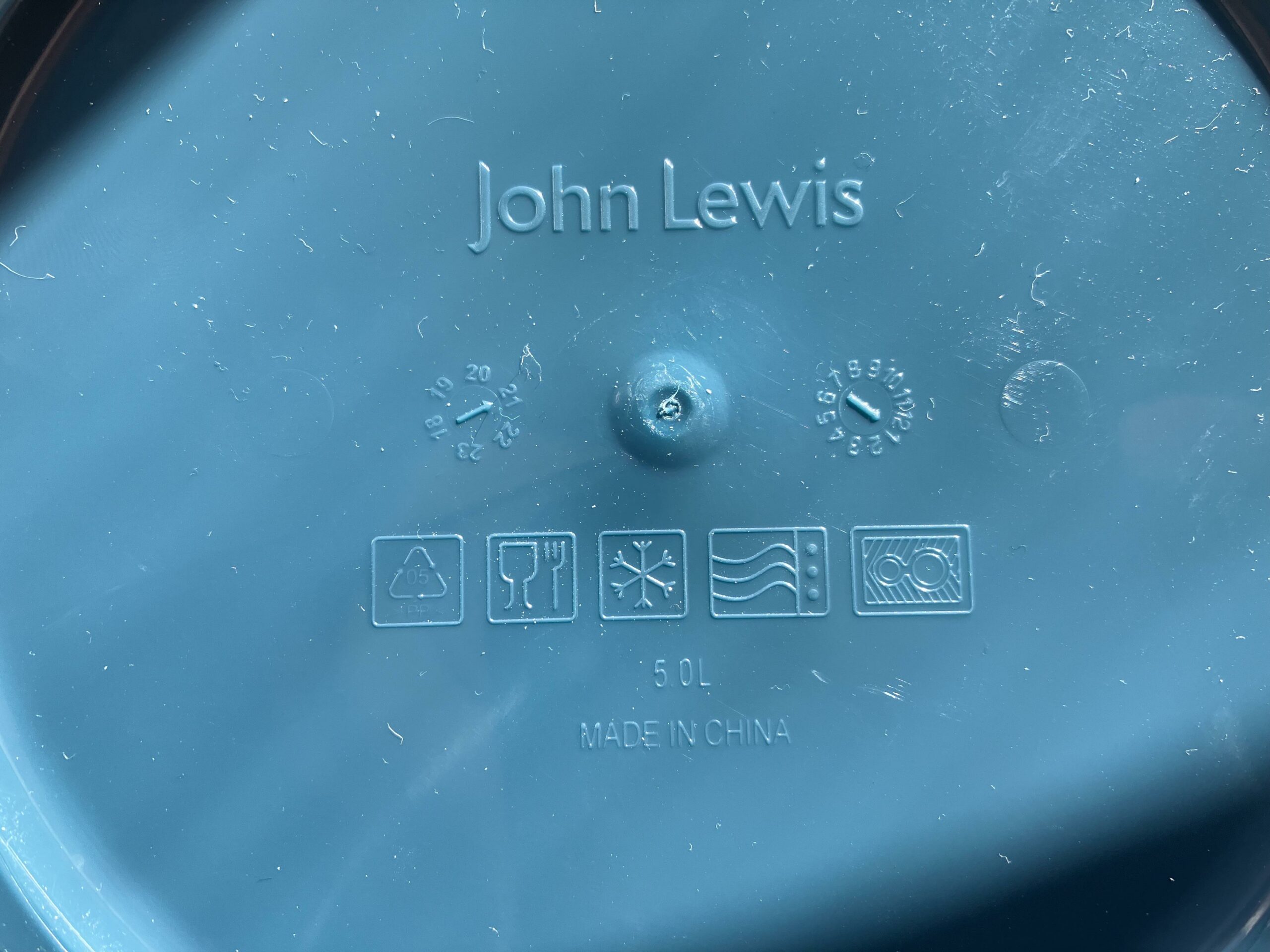 نماد و لیوان چنگال روی ظروف پلاستیکی